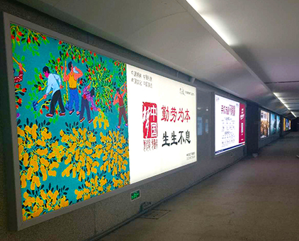 海(hǎi)南(nán)三亞高(gāo)鐵(tiě)站(zhàn)過道(dào)拉布燈箱解決方案